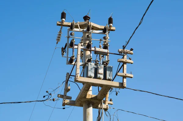Küçük trafo elektrik kutup. Şehir, elektrik elektrik