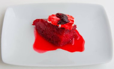ekmek kalın şurup. Ekmek puding krema ile. Geleneksel Türk tatlı, 