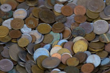çeşitli ülkelerin paraları. Eski ve yeni para para mevcut