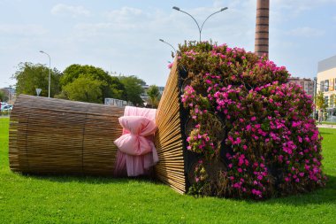 bir buket çiçek parkın ortasında yapılan şeklinde heykel