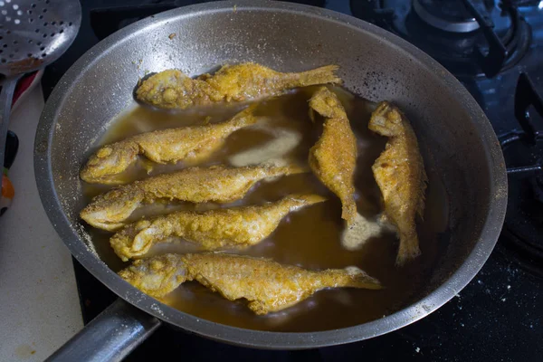 mercan balık büyük bir yağ tencerede kızartılır. Mısır unu ile kaplı