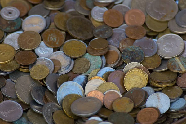 çeşitli ülkelerin paraları. Eski ve yeni para para mevcut