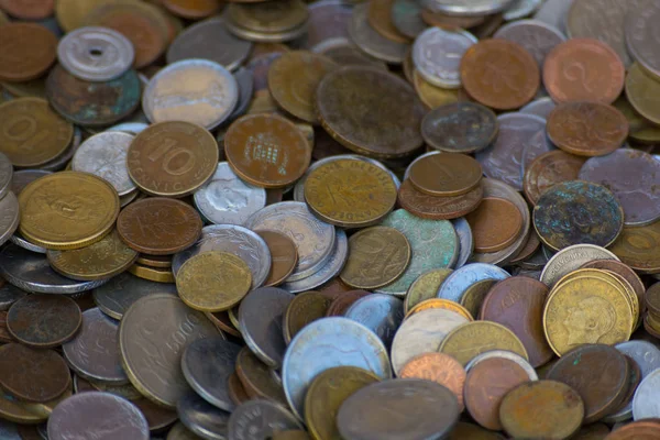 çeşitli ülkelerin paraları. Eski ve yeni para para mevcut