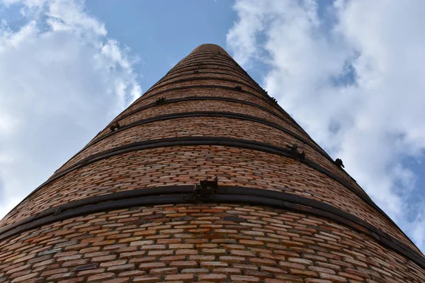 büyük fabrika ayağı. tuğla yaptı.