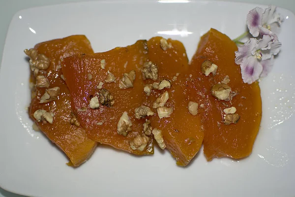 Geleneksel Türk tatlı. Şeker, kabak ve ceviz yapılmış