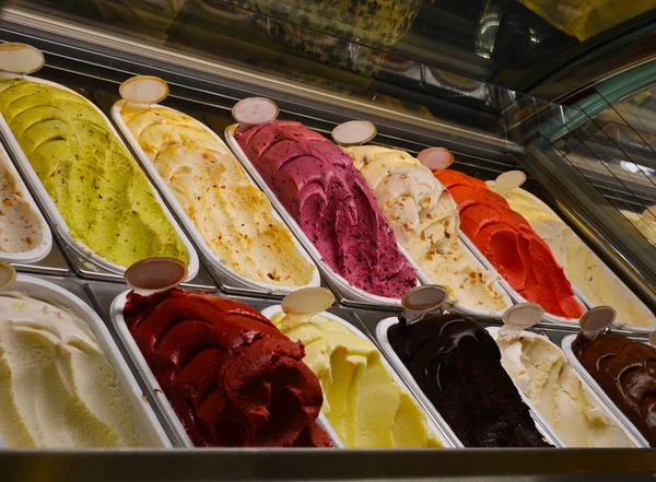 ペストリー ショップ アイスクリーム販売冷蔵庫 アイスクリームのすべての種類があります — ストック写真