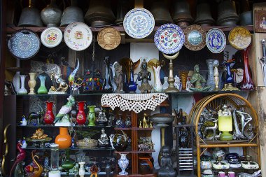 Butik, çeşitli süs eşyaları, heykel, vazo,,,