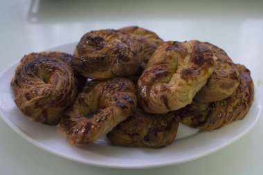 Caddenin bir tarafında gölge, öbür güneşli. Bankalar Caddesi/istanbul
