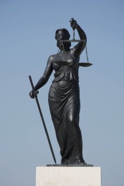 Themis Yunan mitolojisinde Tanrı'nın adalet ve düzen, Uranüs ve Gaia kızı olduğunu.