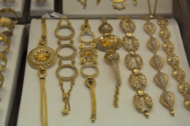 Altın bilezik çeşitli modelleri. Takı ve yatırım