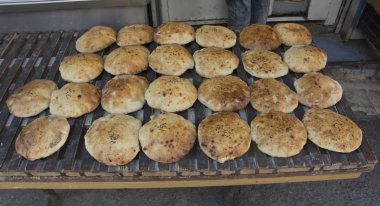 Olarak da bilinen Arap ekmek, Lübnan ekmek veya Suriye ekmek. Aynı zamanda, '' Hindu '' yemek kültürünün vazgeçilmez gıdalar biridir.