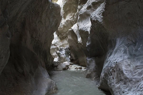 Bir dik ve derin kanyon çatlaklar kalkerli alanında yardımı ile oluşturulmuştur.