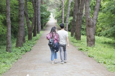 Ormanda yürümek. İki sevgilinin birbirlerine sarılmak. Doğa, aşk ve romantizm