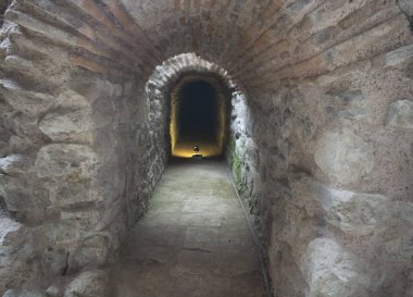 Sonunda karanlık tünel görünüyor. Tarihi bir bina, tünel