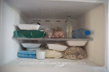 Buzdolabı derin dondurucu bölümü. Et, sebze ve suları
