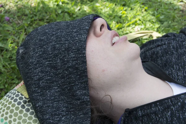 Güzel kadın uyumaya çalışıyor. Yorgun görünüyor. Uyuyan güzel