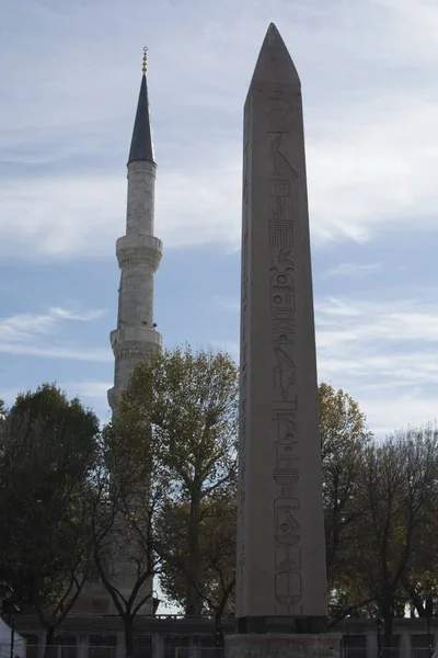 Obelisk Minaret Hetzelfde Plein Naast Elkaar Historisch Gebouw Istanbul — Stockfoto