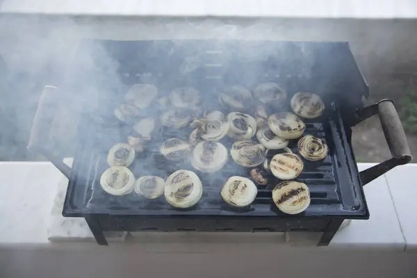 양파와 요리는 연기와 그을음 — 스톡 사진