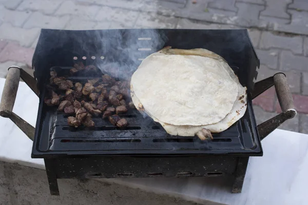 バーベキューの玉ねぎと肉を調理します 煙やすす — ストック写真