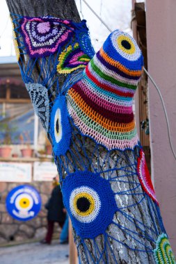 El düğüm ile yaptı. Nazar Boncuk motifleri örgü. ağaç dekorasyon olarak kullanılan