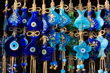 Nazar Boncuk souvenirs.broken cam erimiş ve şekilli. Kültür ve dini inanç, göz figürü kötü koruma güçlü bir muska kabul edilir. Türk kültüründe güçlü bir tılsım olduğunu.