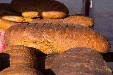 Doğal, organik fermente köy ekmeği. gevrek kabuk ve patates ekmek