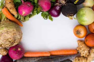 sebze ve meyve framework.harvest.winter ve bahar. sağlıklı beslenme arka masada farklı sebze. Organik gıda arka plan. izole beyaz arka plan. Üstten görünüm. Metniniz için boş alan