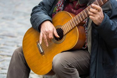 Sokak sanatçı gitar çalıyor. sokak müziği ile para yapma