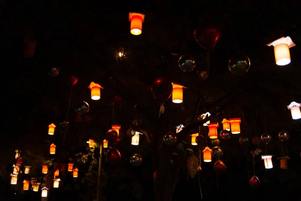 Sokak ağaçları süslenmiş. Orada dekoratif topları, balonlar, lambalar ve yağ lambası. Noel, tatiller ve kutlamalar için