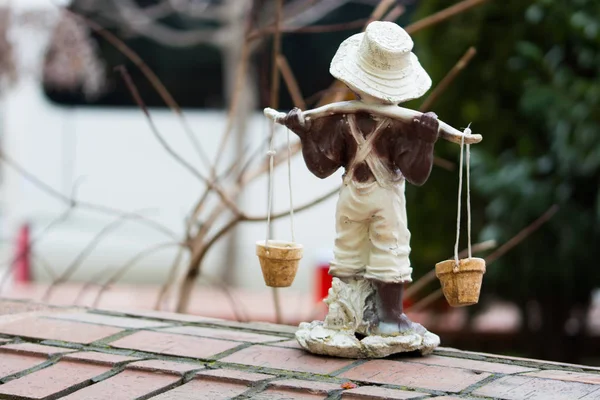 Неся Водную Детскую Скульптуру Садовая Безделушка — стоковое фото
