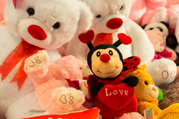 Sevgililer günü Hediyelik peluş oyuncaklar. Sevgililer günü concept.hearted, Sevimli peluş oyuncak ayılar.