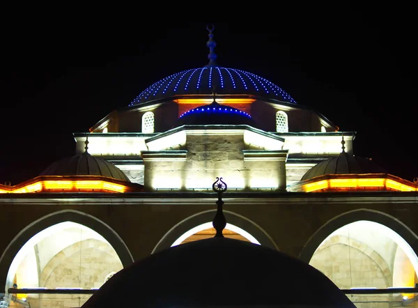 Illuminated mosque at night — Stock Photo, Image