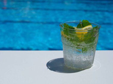 havuz ve mojito kokteyl