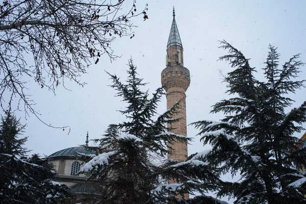 Moschee und Minarett im Winter — Stockfoto