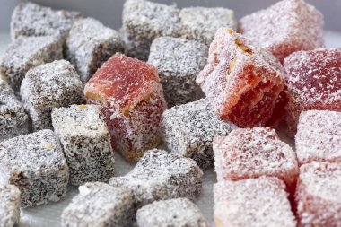 Renkli, meyve lezzeti ile Türk lokumu. 