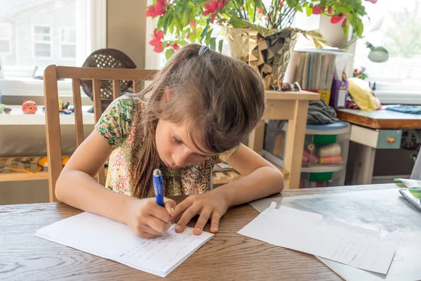 Bir kız yazıyor ve bir beyaz kağıda tükenmez pe ile bir mektup