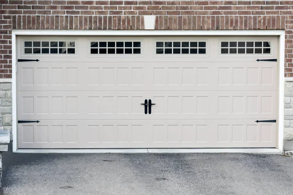 Bianco Porte Garage Nuove Due Auto Nuovo Grande Cottage — Foto Stock