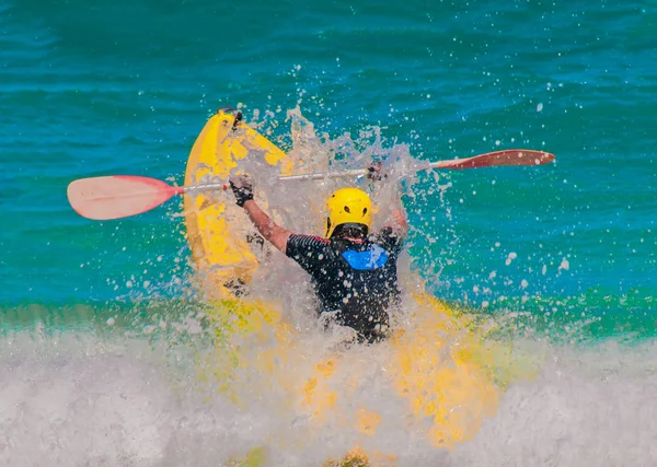 Come Nuotare Kayak Attraverso Una Grande Onda — Foto Stock