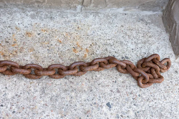 Fragment Senile Rusty Chain Lying Concrete Floor Big Snake — Stock Photo, Image