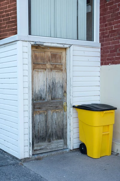 Вхід Будинок Старими Дверима Дуже Чистим Сміттям Яскраво Жовтого Кольору — стокове фото
