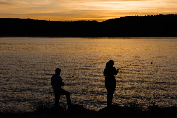 Fiskarna Kom Till Sjön Och Efter Solnedgången Över Berget Bra — Stockfoto