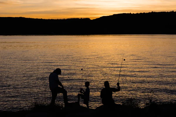 Fiskarna Kom Till Sjön Och Efter Solnedgången Över Berget Bra — Stockfoto