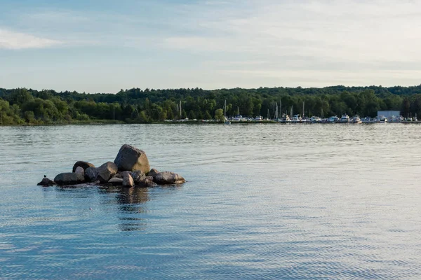 Liten Stora Släta Stenar Mot Båthamn Och Skogen Bältet Bakom — Stockfoto