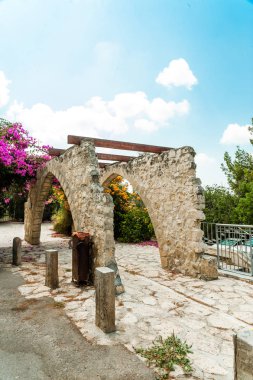 Çardak hasır güller ve çiçekler de köyün sanatçıların da kaba taşlardan oluşan ama böylece bitkiler onlara bir gölge oluşturma tutabilir ahşap kirişler ile kaplı