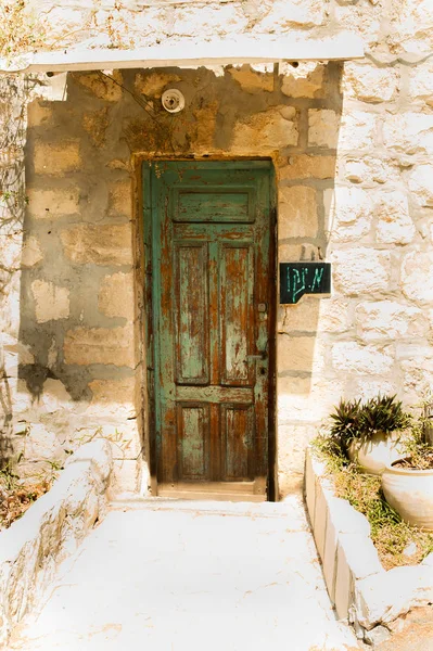 Старая Потрепанная Ветхая Парадная Дверь — стоковое фото