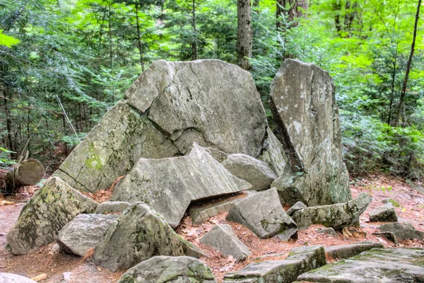 Der Einzelteile Zerbrochene Felsen Wird Gegen Den Grünen Wald Abgetragen — Stockfoto