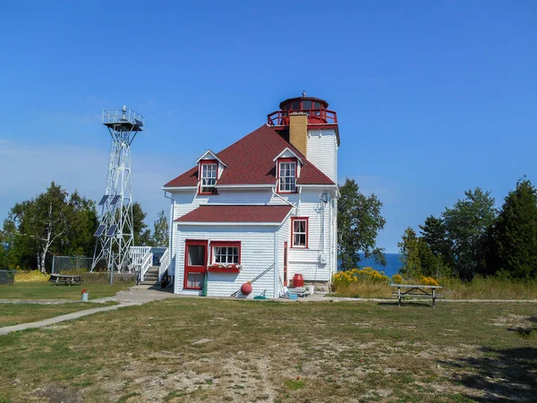 Vuurtoren Huis Een Metalen Toren Met Instrumenten Zonnepanelen — Stockfoto