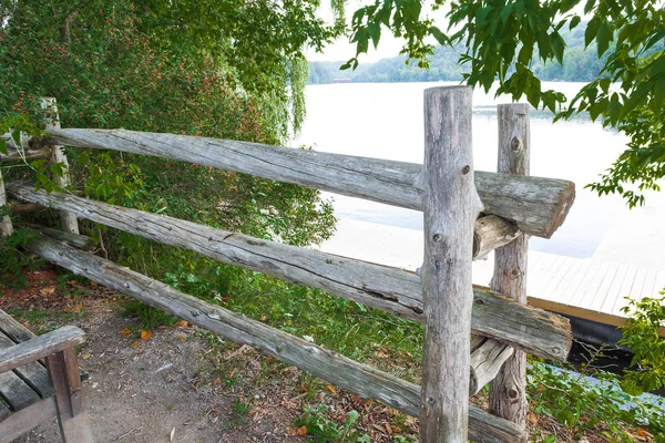 Omheining Van Rondhout Scheiden Rustplaats Van Het Meer — Stockfoto