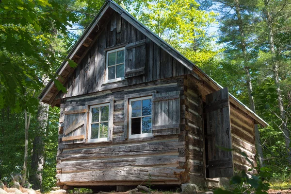 Een Oude Log Gebouwd Verlaten Hut Met Glazen Ramen Staat — Stockfoto