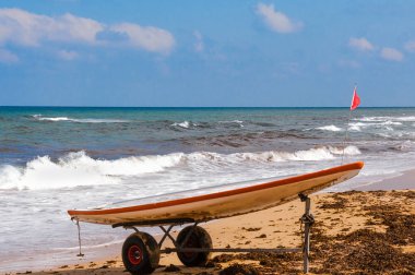 Fırtına sonra kurtarma ekipleri sahile gemilerinin haddelenmiş ve bir kırmızı bayrak koy.